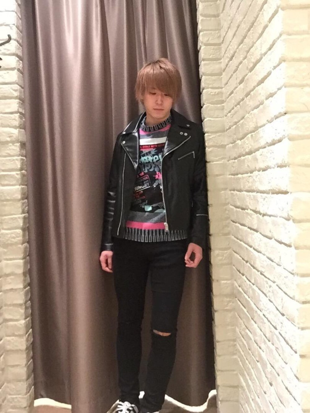 「ニット、ボーダー、ライダース、ロック、大人カジュアル、Hysteric Glamour」｜「HYSTERIC GLAMOURのSU加工ISKOツイル スリムパンツ（デニムパンツ、ブラック系）」を使った、こうへいさん（メンズ・175cm）の秋コーディネートの1枚目の写真