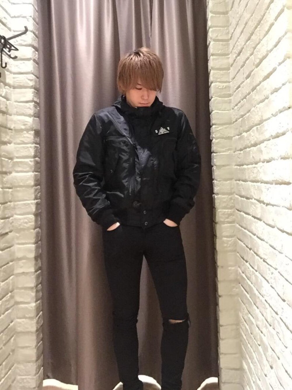 「シンプル、ワントーンコーデ、Hysteric Glamour、チェッカー、チェッカーフラッグ、秋コーデ」｜「HYSTERIC GLAMOURのSU加工ISKOツイル スリムパンツ（デニムパンツ、ブラック系）」を使った、こうへいさん（メンズ・175cm）の秋コーディネートの1枚目の写真