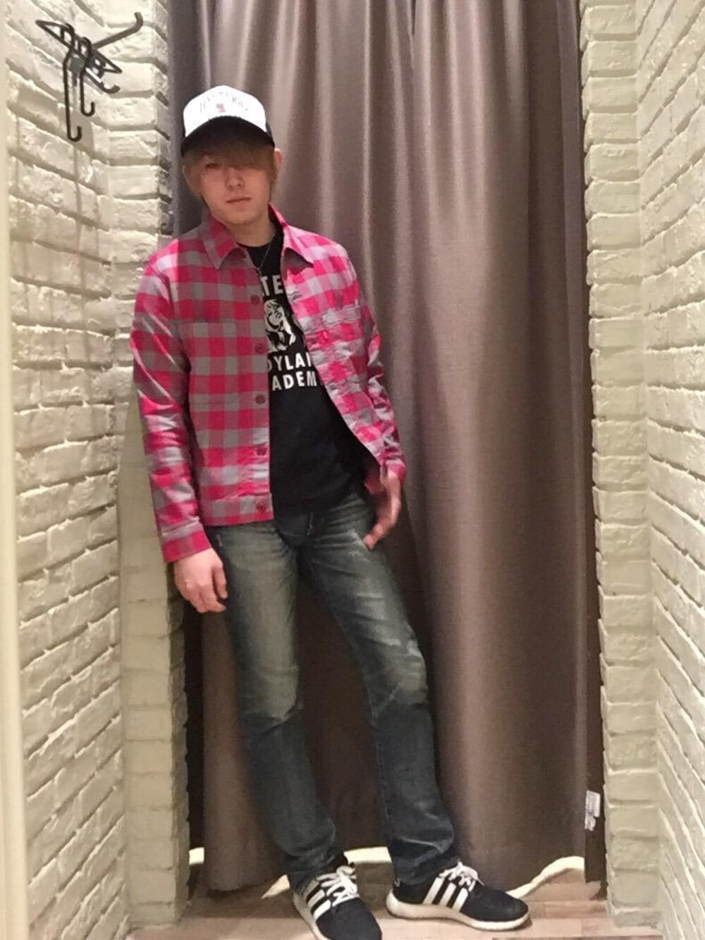 「デニム、カジュアル、Tシャツ、大人カジュアル、Hysteric Glamour、チェッカー、秋コーデ」｜「HYSTERIC GLAMOURのNOBU加工デニム スリムストレートパンツ（デニムパンツ、ブルー系）」を使った、こうへいさん（メンズ・175cm）の秋コーディネートの1枚目の写真