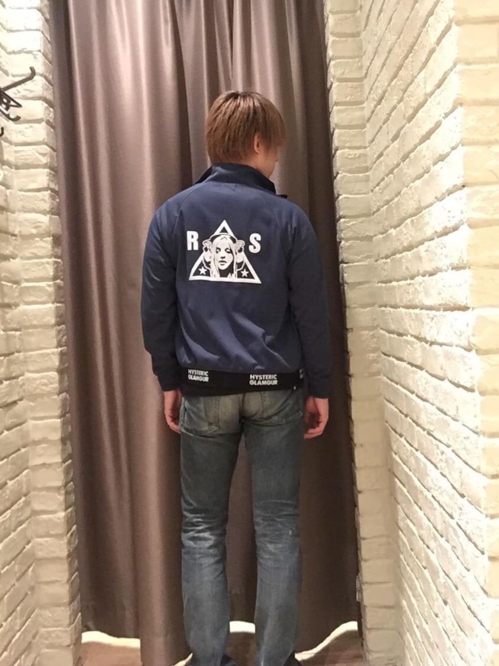 「ストリート、大人カジュアル、Hysteric Glamour、90'sスタイル」｜「HYSTERIC GLAMOURのNOBU加工デニム スリムストレートパンツ（デニムパンツ、ブルー系）」を使った、こうへいさん（メンズ・175cm）の秋コーディネートの1枚目の写真