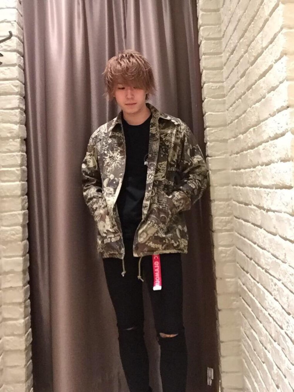 「ストリート、Hysteric Glamour、秋コーデ」｜「HYSTERIC GLAMOURのSU加工ISKOツイル スリムパンツ（デニムパンツ、ブラック系）」を使った、こうへいさん（メンズ・175cm）の秋コーディネートの1枚目の写真