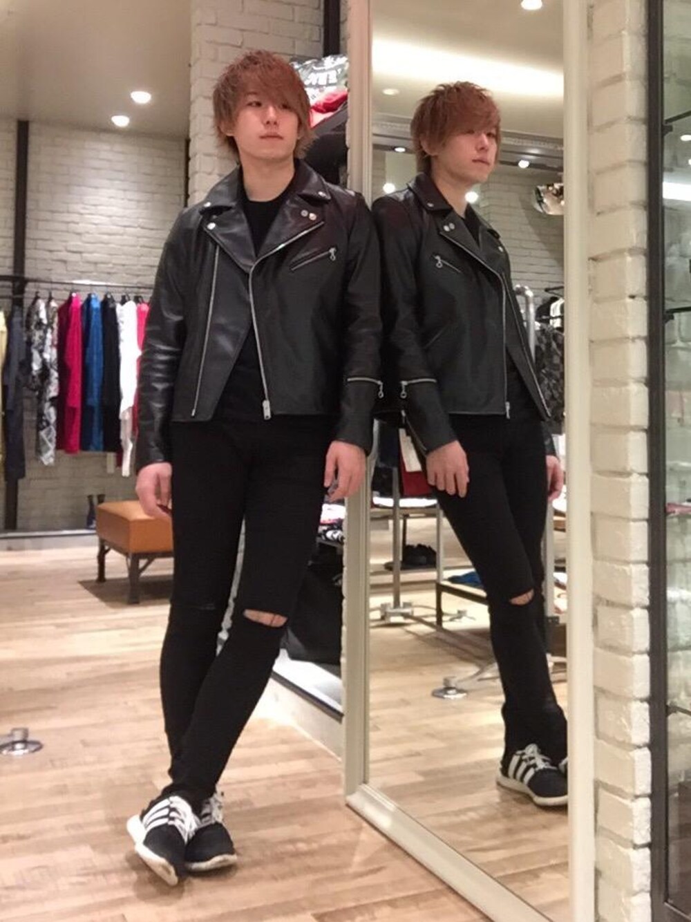 「シンプル、ワントーンコーデ、ロック、Tシャツ、大人カジュアル、Hysteric Glamour、90'sスタイル、秋コーデ」｜「HYSTERIC GLAMOURのSU加工ISKOツイル スリムパンツ（デニムパンツ、ブラック系）」を使った、こうへいさん（メンズ・175cm）の秋コーディネートの1枚目の写真