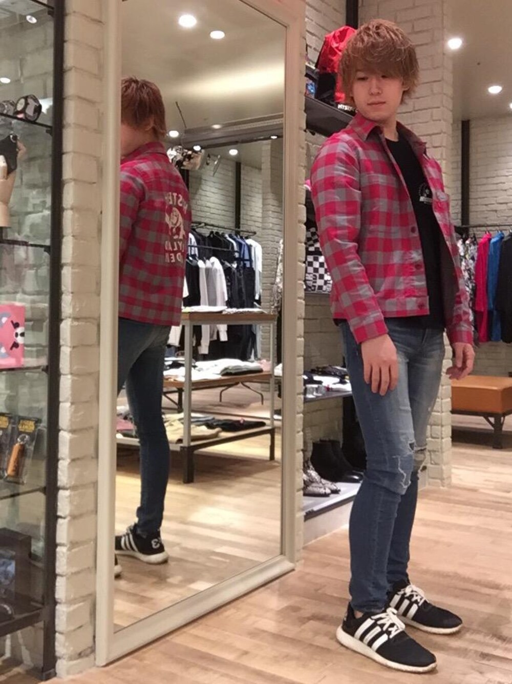 「デニム、Tシャツ、Hysteric Glamour、チェッカー、チェッカーフラッグ、秋コーデ」｜「HYSTERIC GLAMOURのKPR加工ISKOデニム リメイクスリムパンツ（デニムパンツ、ブルー系）」を使った、こうへいさん（メンズ・175cm）の秋コーディネートの1枚目の写真
