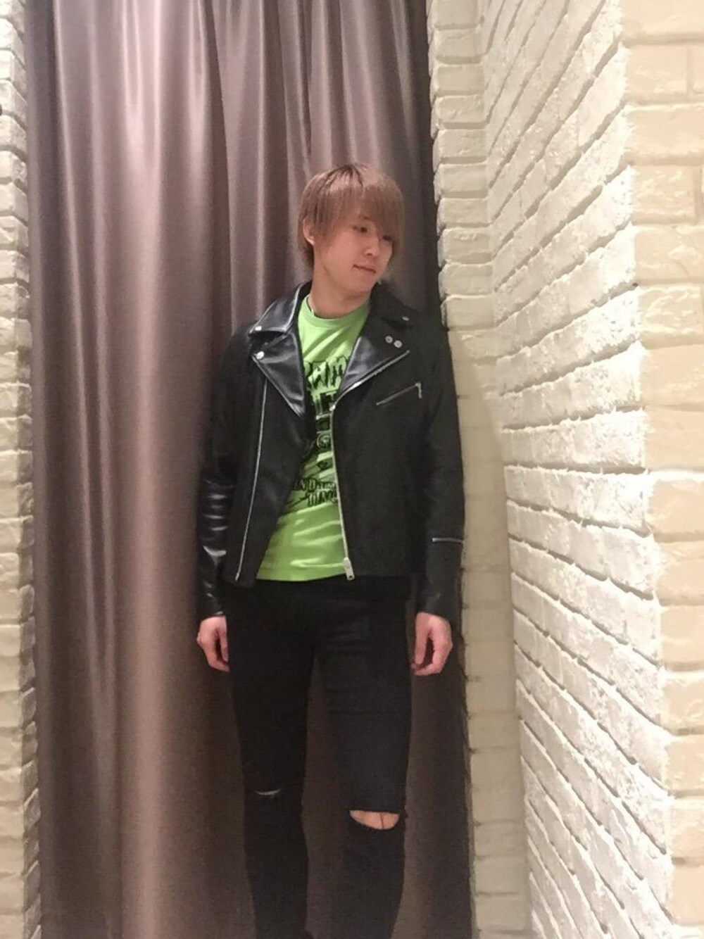 「ロック、Tシャツ、大人カジュアル、Hysteric Glamour、秋コーデ」｜「HYSTERIC GLAMOURのSU加工ISKOツイル スリムパンツ（デニムパンツ、ブラック系）」を使った、こうへいさん（メンズ・175cm）の秋コーディネートの1枚目の写真