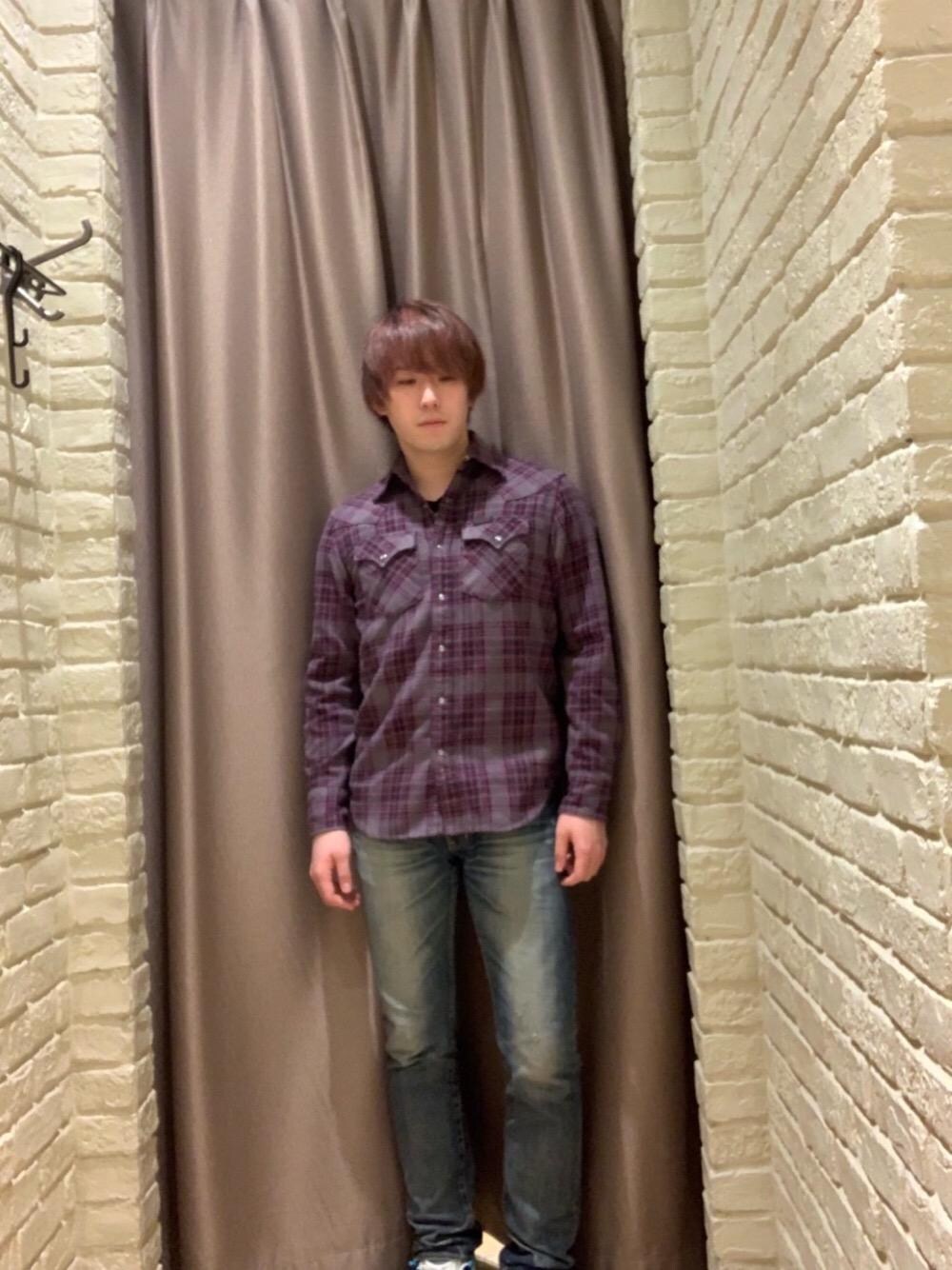 「ロック、大人カジュアル、Hysteric Glamour、90'sスタイル、秋コーデ」｜「HYSTERIC GLAMOURのNOBU加工デニム スリムストレートパンツ（デニムパンツ、ブルー系）」を使った、こうへいさん（メンズ・175cm）の秋コーディネートの1枚目の写真