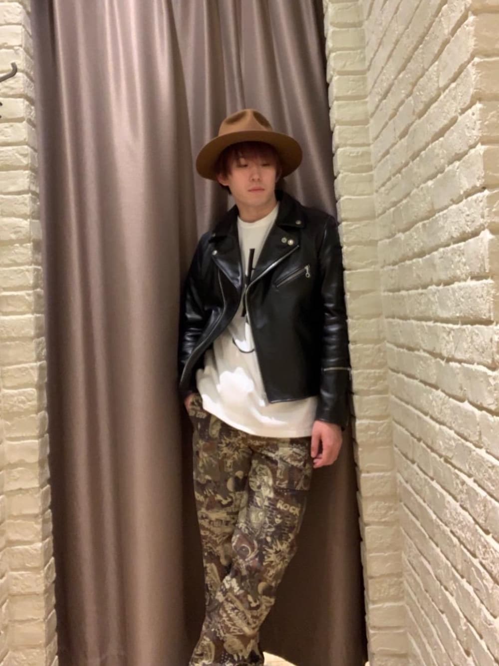 「デニム、ロック、Tシャツ、ストリート、大人カジュアル、Hysteric Glamour、90'sスタイル、秋コーデ」｜「HYSTERIC GLAMOURのキップレザーダブルライダースジャケット（ライダースジャケット、ブラック系）」を使った、こうへいさん（メンズ・175cm）の秋コーディネートの1枚目の写真