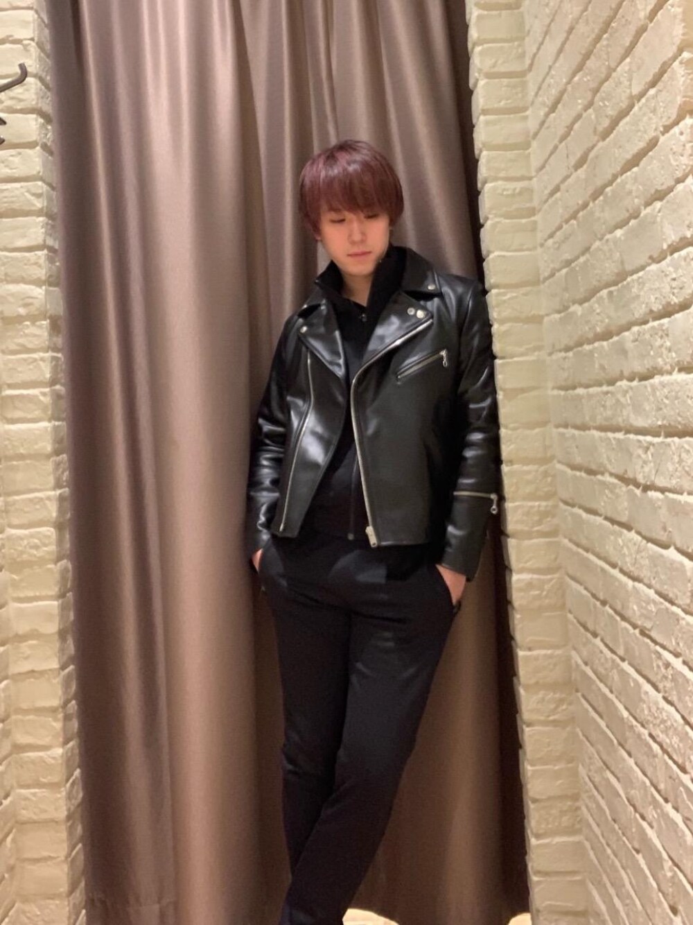「シンプル、ワントーンコーデ、ロック、大人カジュアル、スポーツミックス、Hysteric Glamour、秋コーデ、ラグスポ、ラグジュアリースポーツ」｜「HYSTERIC GLAMOURのキップレザーダブルライダースジャケット（ライダースジャケット、ブラック系）」を使った、こうへいさん（メンズ・175cm）の秋コーディネートの1枚目の写真