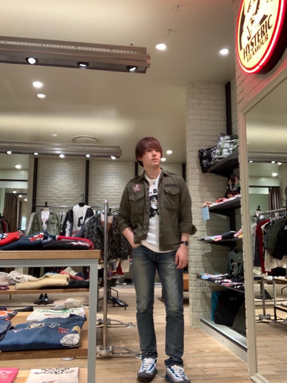 「デニム、シンプル、Tシャツ、ストリート、大人カジュアル、Hysteric Glamour」｜「HYSTERIC GLAMOURのNOBU加工デニム スリムストレートパンツ（デニムパンツ、ブルー系）」を使った、こうへいさん（メンズ・175cm）の秋コーディネートの1枚目の写真