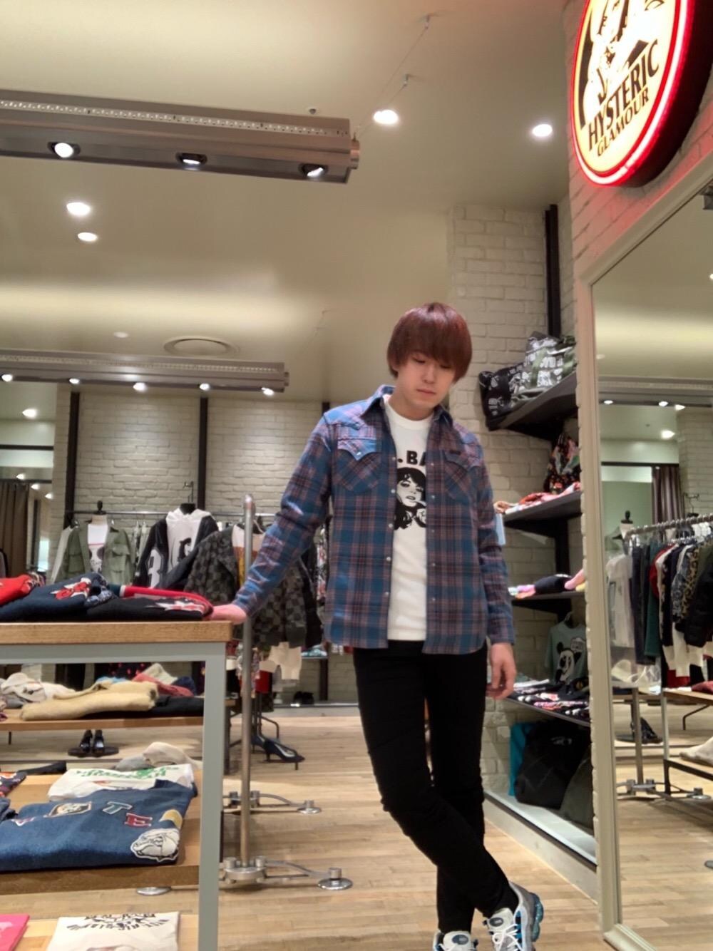 「カジュアル、シンプル、Tシャツ、大人カジュアル、Hysteric Glamour、秋コーデ」｜「HYSTERIC GLAMOURのストレッチチノスリムパンツ（チノパンツ、ブラック系）」を使った、こうへいさん（メンズ・175cm）の秋コーディネートの1枚目の写真