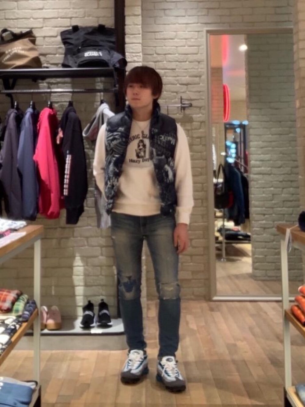 「デニム、シンプル、ロック、大人カジュアル、Hysteric Glamour、Rocky Mountain、秋コーデ」｜「HYSTERIC GLAMOURのKPR加工ISKOデニム リメイクスリムパンツ（デニムパンツ、ブルー系）」を使った、こうへいさん（メンズ・177cm）の秋コーディネートの1枚目の写真