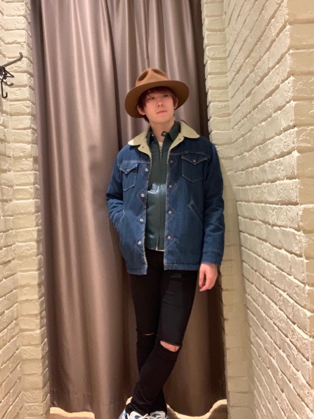 「デニム、カジュアル、シンプル、大人カジュアル、Hysteric Glamour、ラフ、90'sスタイル」｜「HYSTERIC GLAMOURのSU加工ISKOツイル スリムパンツ（デニムパンツ、ブラック系）」を使った、こうへいさん（メンズ・177cm）の秋コーディネートの1枚目の写真