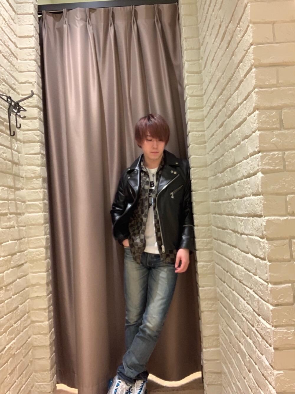 「デニム、カジュアル、ロック、Tシャツ、大人カジュアル、Hysteric Glamour、90'sスタイル、チェッカー、チェッカーフラッグ、秋コーデ」｜「HYSTERIC GLAMOURのNOBU加工デニム スリムストレートパンツ（デニムパンツ、ブルー系）」を使った、こうへいさん（メンズ・177cm）の秋コーディネートの1枚目の写真