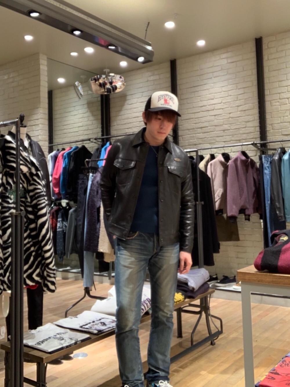 「ニット、デニム、カジュアル、ロック、ストリート、大人カジュアル、Hysteric Glamour、ラフ、90'sスタイル」｜「HYSTERIC GLAMOURのNOBU加工デニム スリムストレートパンツ（デニムパンツ、ブルー系）」を使った、こうへいさん（メンズ・177cm）の秋コーディネートの1枚目の写真