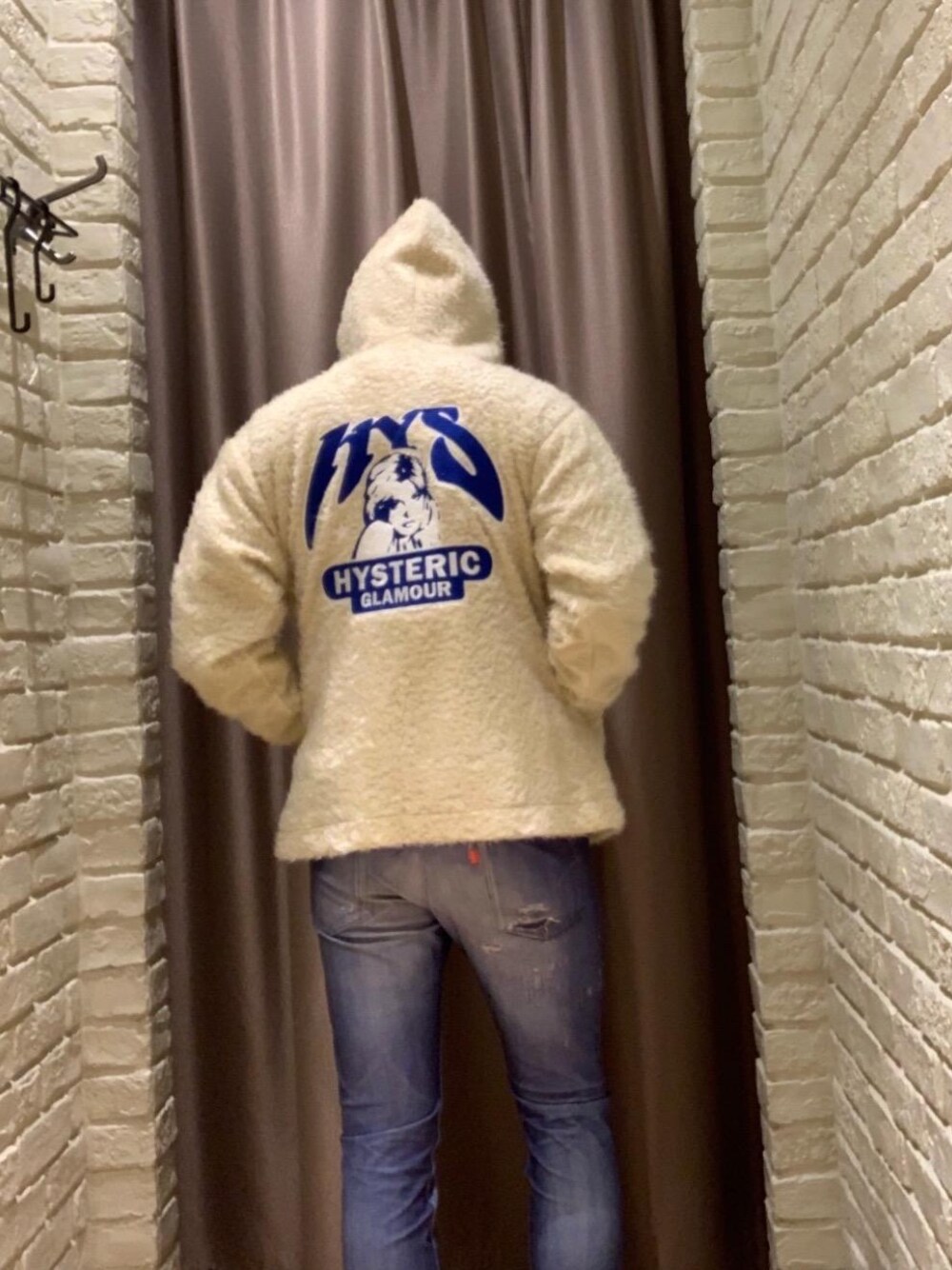 「カジュアル、シンプル、Tシャツ、Hysteric Glamour、ラフ、秋コーデ」｜「HYSTERIC GLAMOURの60s REMAKE DENIM スリムストレートパンツ（デニムパンツ、ブルー系）」を使った、こうへいさん（メンズ・177cm）の秋コーディネートの1枚目の写真
