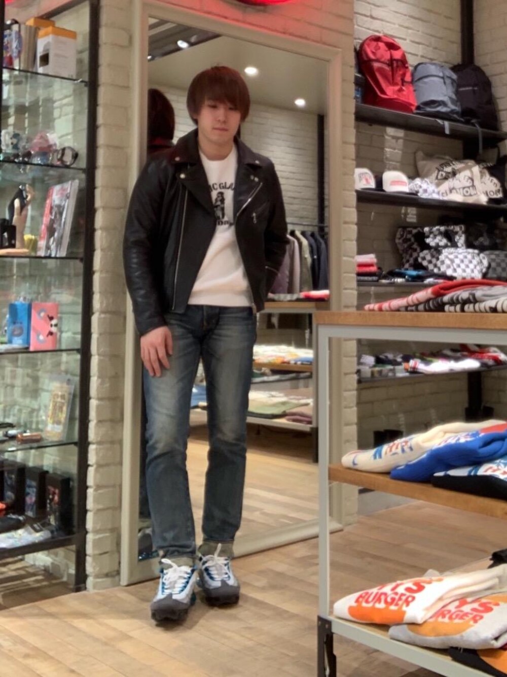 「デニム、ロック、Tシャツ、大人カジュアル、Hysteric Glamour、90'sスタイル、秋コーデ」｜「HYSTERIC GLAMOURのNOBU加工デニム スリムストレートパンツ（デニムパンツ、ブルー系）」を使った、こうへいさん（メンズ・177cm）の秋コーディネートの1枚目の写真