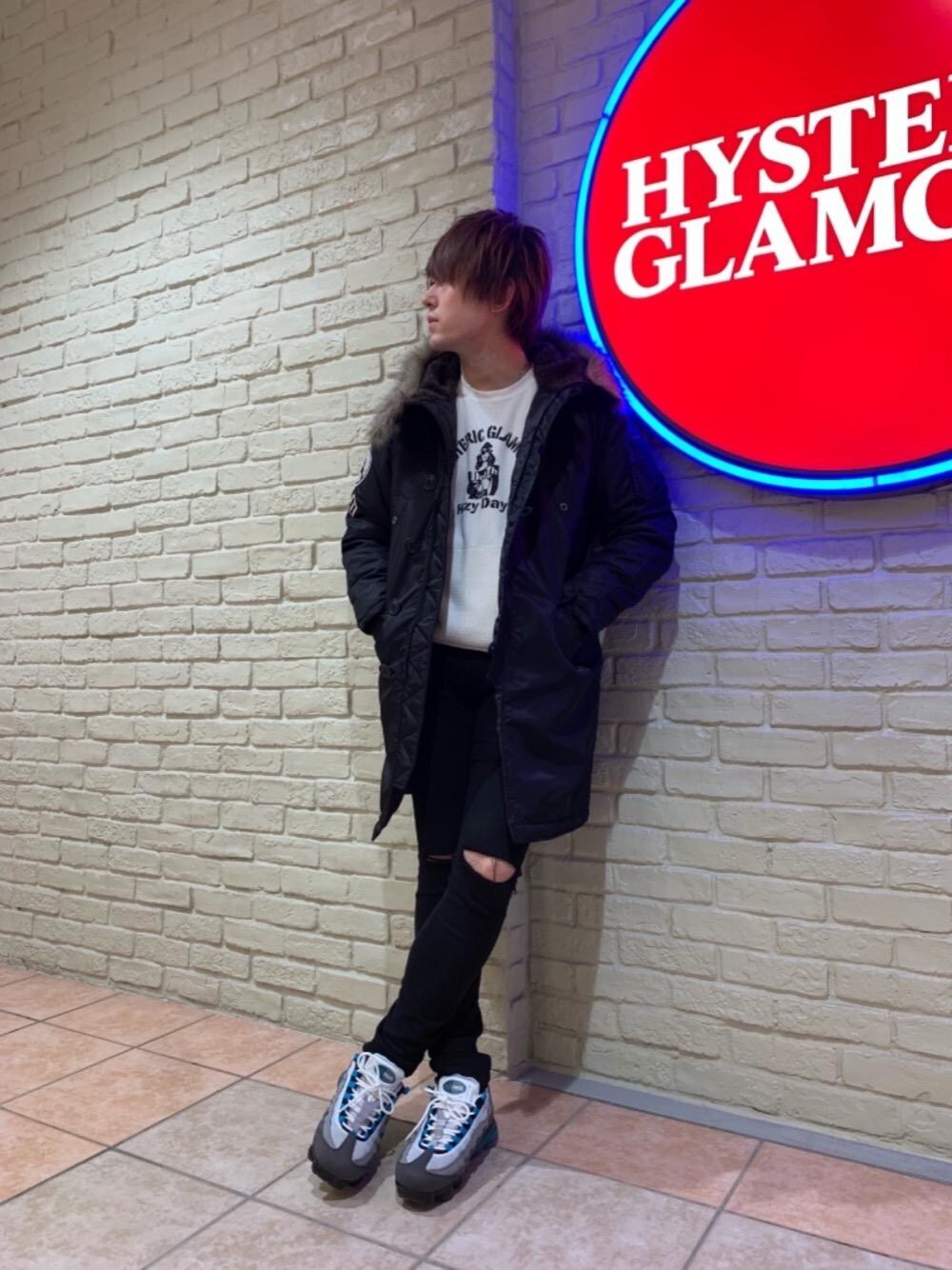 「ニット、シンプル、Tシャツ、大人カジュアル、Hysteric Glamour、チェッカー、チェッカーフラッグ、秋コーデ」｜「HYSTERIC GLAMOURのSU加工ISKOツイル スリムパンツ（デニムパンツ、ブラック系）」を使った、こうへいさん（メンズ・177cm）の秋コーディネートの1枚目の写真