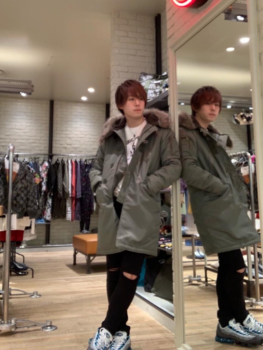 「カジュアル、シンプル、ストリート、大人カジュアル、Hysteric Glamour、チェッカーフラッグ、秋コーデ」｜「HYSTERIC GLAMOURのSU加工ISKOツイル スリムパンツ（デニムパンツ、ブラック系）」を使った、こうへいさん（メンズ・177cm）の秋コーディネートの1枚目の写真