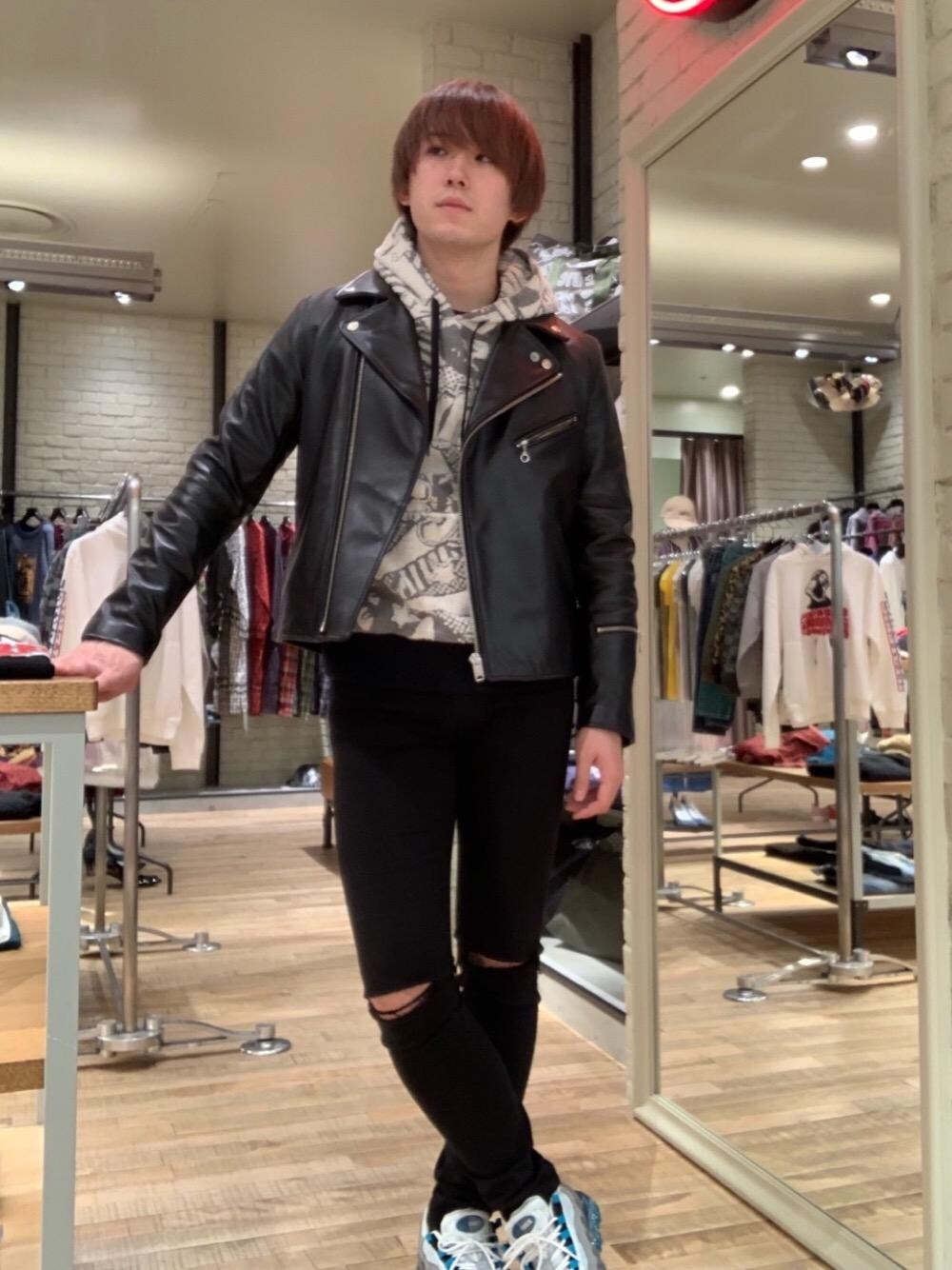 「ロック、冬コーデ、大人カジュアル、Hysteric Glamour」｜「HYSTERIC GLAMOURのSU加工ISKOツイル スリムパンツ（デニムパンツ、ブラック系）」を使った、こうへいさん（メンズ・177cm）の秋コーディネートの1枚目の写真