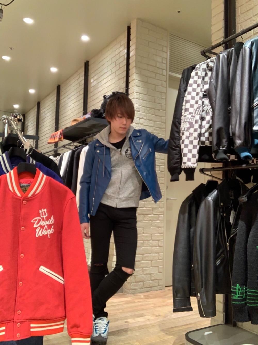 「シンプル、冬コーデ、大人カジュアル、Hysteric Glamour」｜「HYSTERIC GLAMOURのSU加工ISKOツイル スリムパンツ（デニムパンツ、ブラック系）」を使った、こうへいさん（メンズ・177cm）の秋コーディネートの1枚目の写真