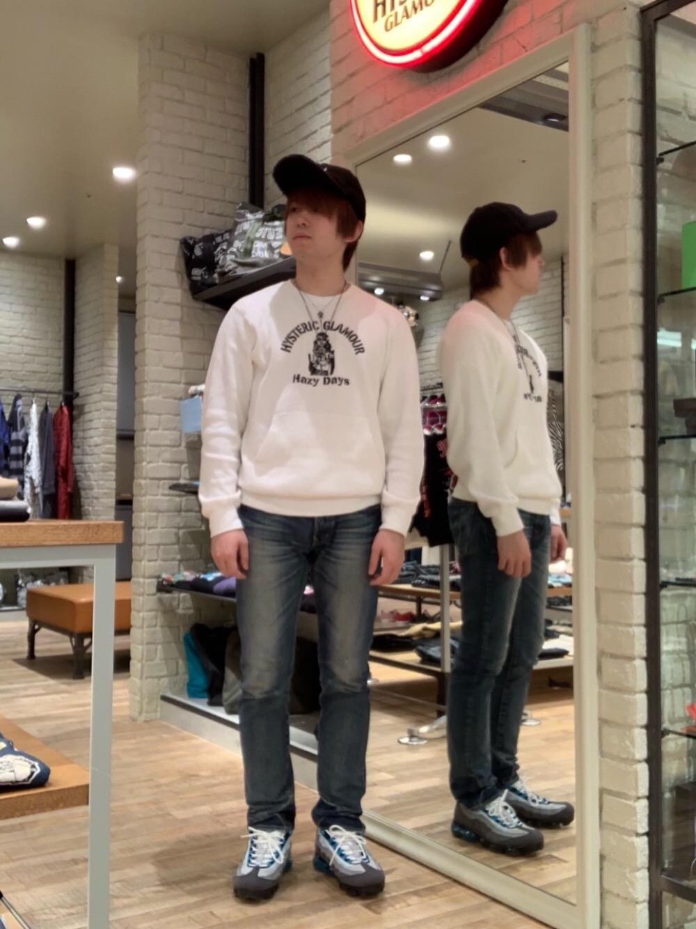 「デニム、カジュアル、シンプル、ストリート、冬コーデ、大人カジュアル、Hysteric Glamour、ラフ」｜「HYSTERIC GLAMOURのNOBU加工デニム スリムストレートパンツ（デニムパンツ、ブルー系）」を使った、こうへいさん（メンズ・177cm）の秋コーディネートの1枚目の写真
