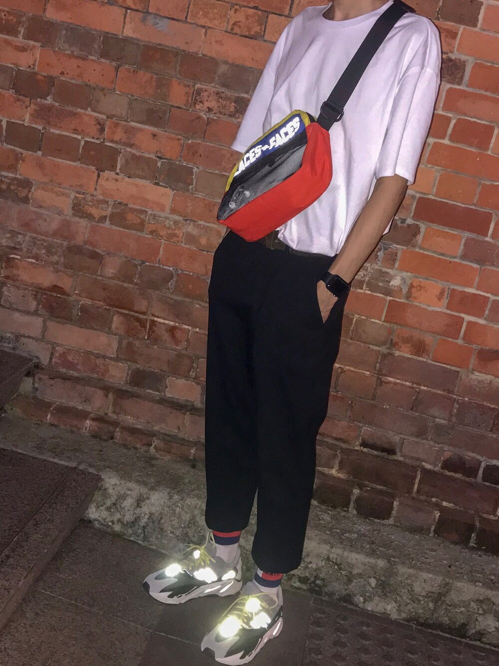 「yeezy boost 700、places+faces、fogEssentials、vetements」｜「adidasのアイテム（スニーカー、グレー系）」を使った、Victor Cheungさん（メンズ・175cm）の春コーディネートの1枚目の写真