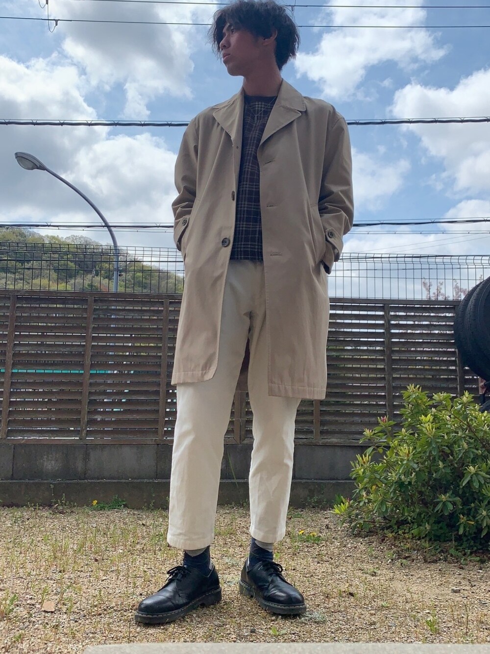 「シンプルコーデ、GU、PaulSmith、Dr.Martens、春コーデ、burberry、高校生、プチプラ、おうちファッション」｜「GUのアイテム（その他パンツ、ホワイト系）」を使った、Takutoさん（メンズ・190cm）の春コーディネートの1枚目の写真