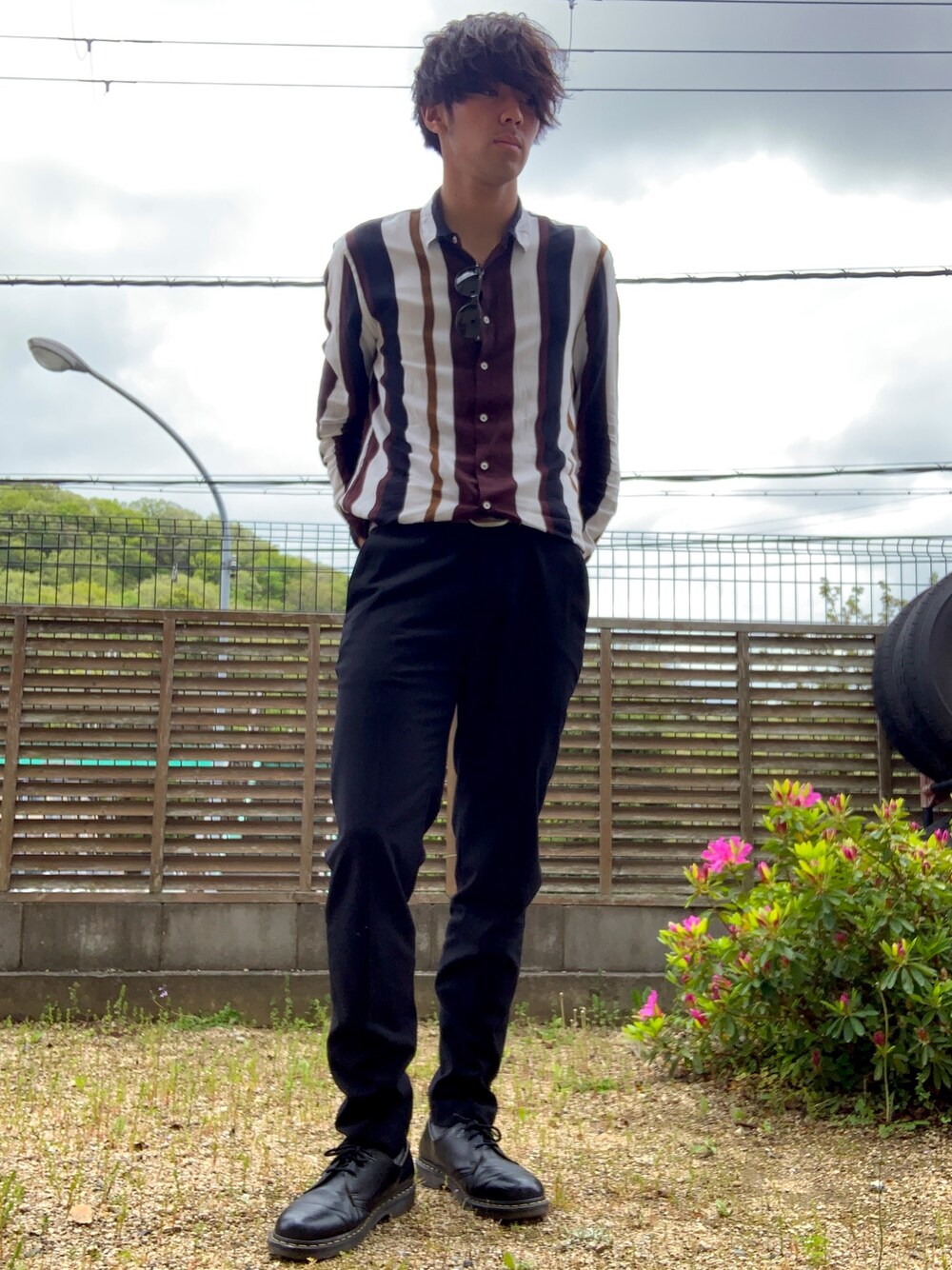 「おうちファッション、プチプラ、春コーデ、タックイン、ストライプ、高身長、ZARA、RAYBAN、GU、Dr.Martens」｜「GUのアイテム（その他パンツ、ブラック系）」を使った、Takutoさん（メンズ・190cm）の春コーディネートの1枚目の写真