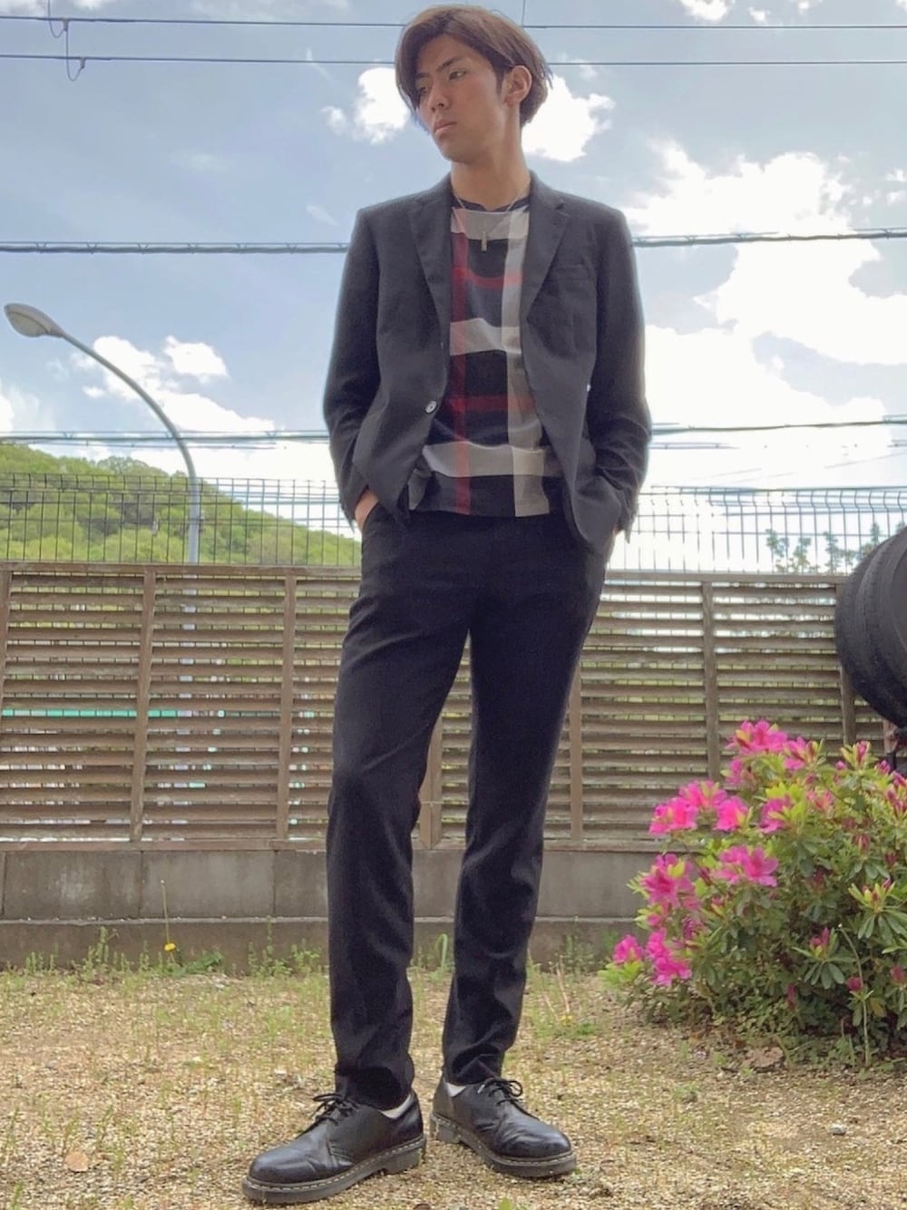 「セットアップ、ワントーンコーデ、休日スタイル、ブラック、テーラードジャケット、フォーマル、GU、BLACK LABEL CRESTBRIDGE、Paul Smith、Dr.Martens」｜「GUのアイテム（パンツ、ブラック系）」を使った、Takutoさん（メンズ・190cm）の春コーディネートの1枚目の写真