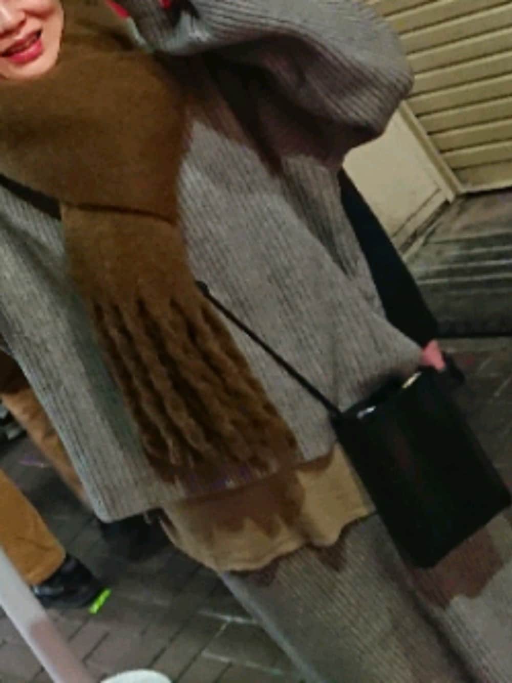 「ブラウン色に染まれ、低身長コーデ、セットアップ、グレー、スカート、スニーカー、オトナカジュアル、お洒落さんとつながりたい、オトナ女子」｜「CANAL JEANのvia j(ヴィアジェイ) フリンジストール（ストール/ショール、ブラウン系）」を使った、yuuukoさん（レディース・151cm）の冬コーディネートの1枚目の写真