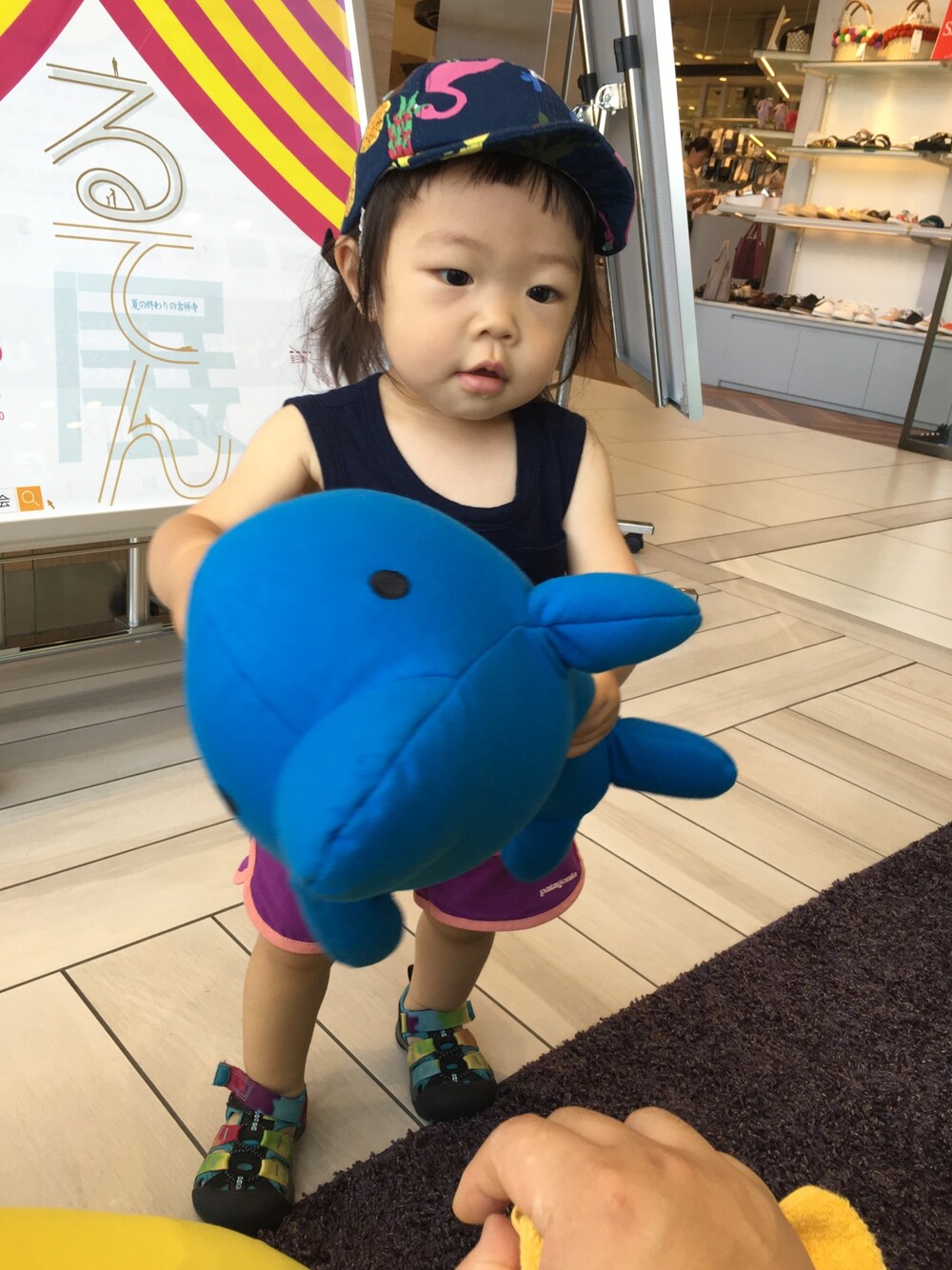 「無印良品のアイテム（タンクトップ、ブラック系）」を使った、せんさん（キッズ・70cm）の秋コーディネートの1枚目の写真