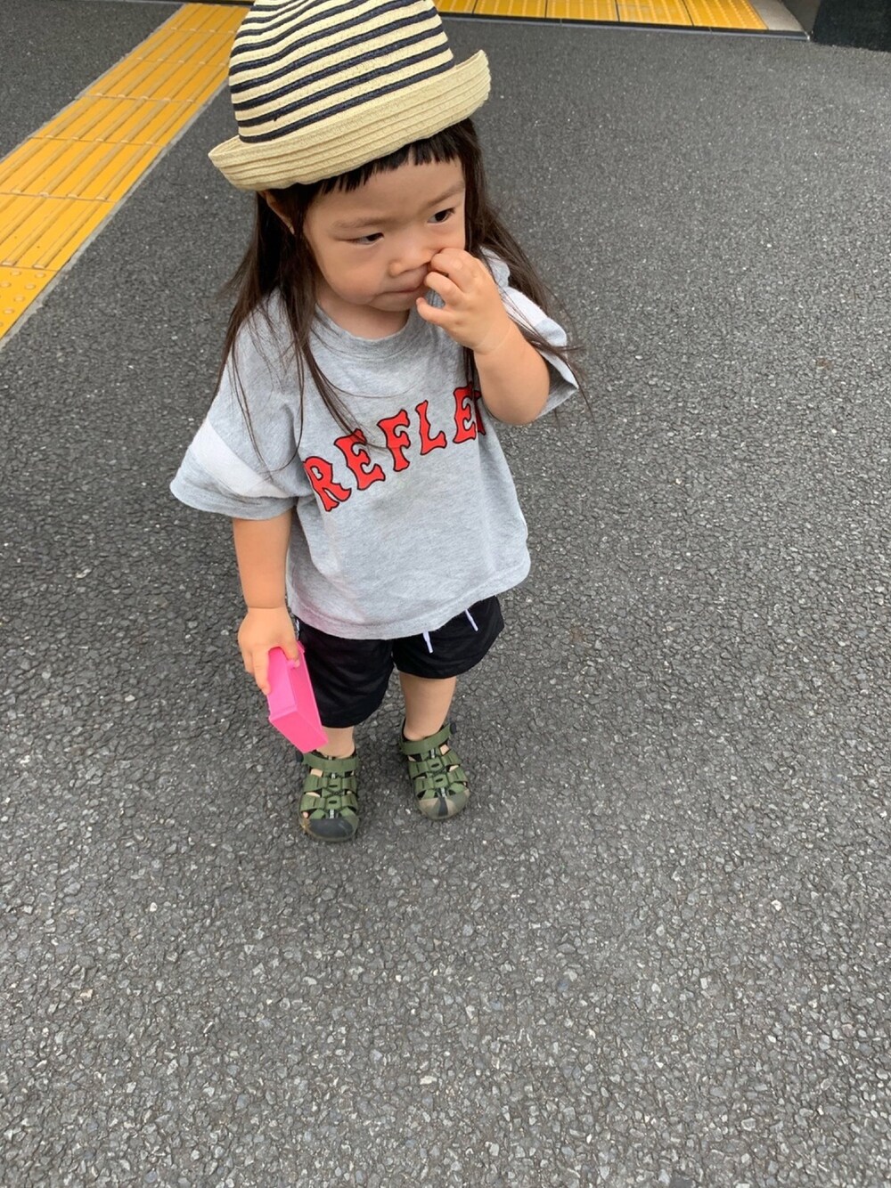 「夏だ！Tシャツ着よう！」｜「highkingのアイテム（Tシャツ/カットソー、グレー系）」を使った、せんさん（キッズ・90cm）の夏コーディネートの1枚目の写真