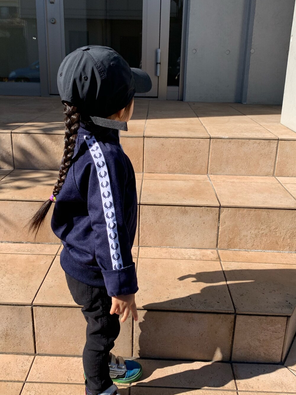 「FRED PERRYのColour Block Track Jacket（ジャージ、ブルー系）」を使った、せんさん（キッズ・90cm）の冬コーディネートの1枚目の写真