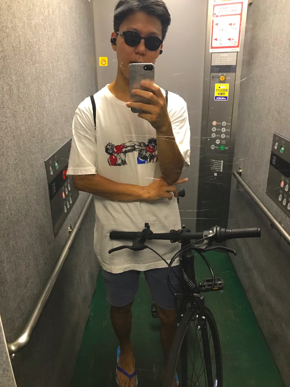 「夏コーデ、カジュアル、ラフ、ビーサン、通勤コーデ、大阪、サングラス、異常気象、サーフィン、BEAMS」｜「UNIQLOのアイテム（Tシャツ/カットソー、ホワイト系）」を使った、わんちゃん✅さん（メンズ・172cm）の夏コーディネートの1枚目の写真