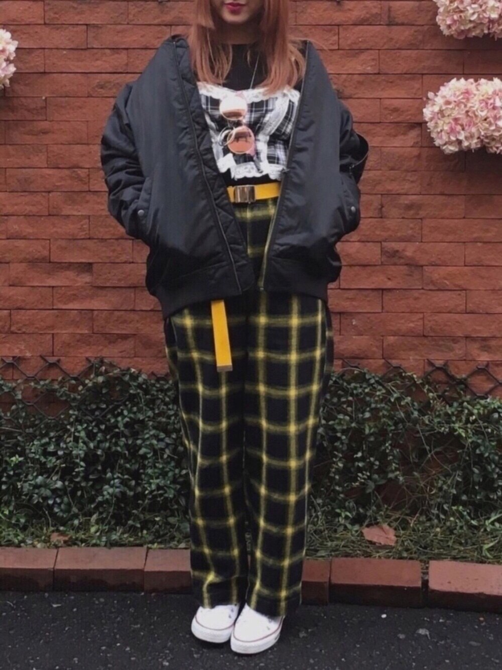 ホワイト系のスニーカー、その他のパンツ、ブラック系のニット/セーターを着用したレディースの冬コーディネートの1枚目の写真