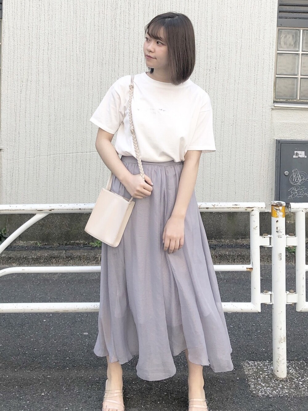 「シンプルコーデ、春コーデ、ゆるコーデ、プチプラ、シースルー、シアースカート、Tシャツ、クリアサンダル、Tシャツ×スカート、きれいめカジュアル」｜「natural coutureの【WEB限定カラー有り】シアー箔スカート（スカート、ブルー系）」を使った、madomadoさん（レディース・161cm）の春コーディネートの1枚目の写真
