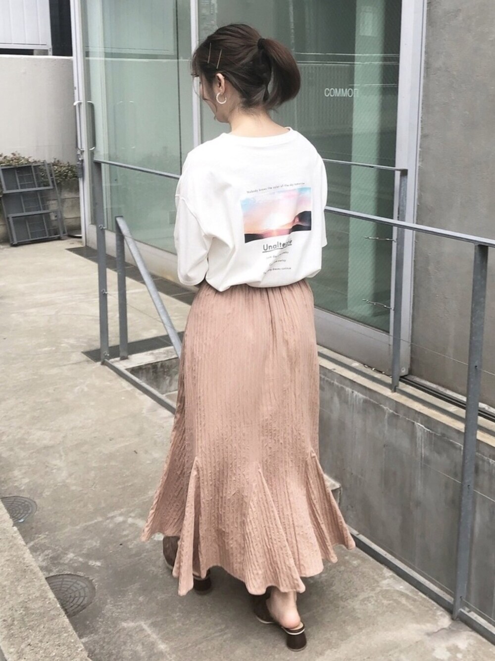 「オトナカジュアル、ゆるコーデ、カジュアルコーデ、サンダル、Tシャツ、オーバーサイズ、リラックススタイル、初夏、オレンジ、Tシャツコーデ」｜「natural coutureのシャドーストライプ切替フレアスカート（スカート、ピンク系）」を使った、madomadoさん（レディース・161cm）の春コーディネートの1枚目の写真