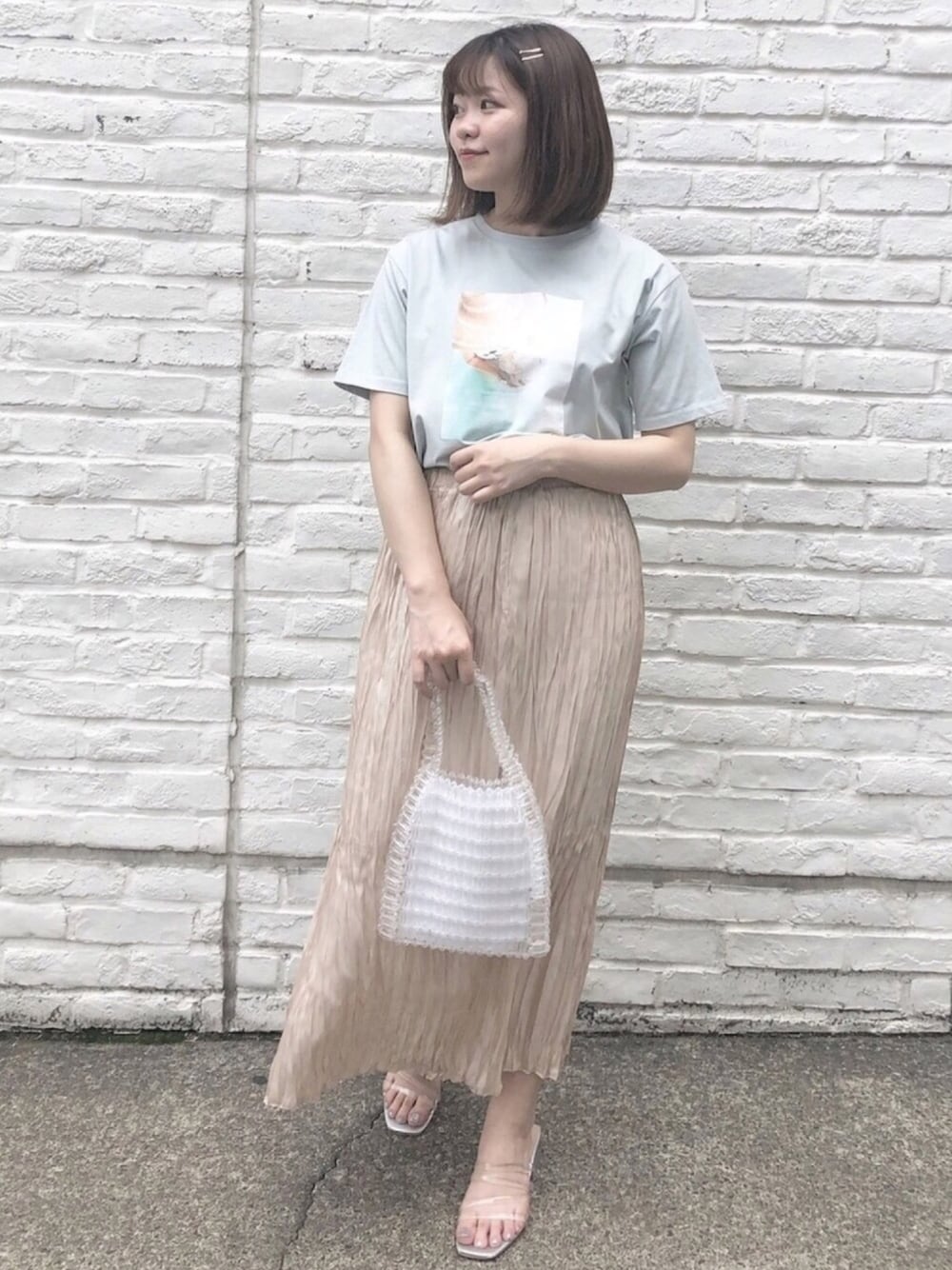 「カジュアルコーデ、夏、ラクチンコーデ、サンダル、カジュアルガーリー、Tシャツ、プリントT、クリアサンダル、ビーズバッグ、プリーツスカート」｜「natural coutureのアソート女の子カラーフォトT（Tシャツ/カットソー、ブルー系）」を使った、madomadoさん（レディース・161cm）の春コーディネートの1枚目の写真