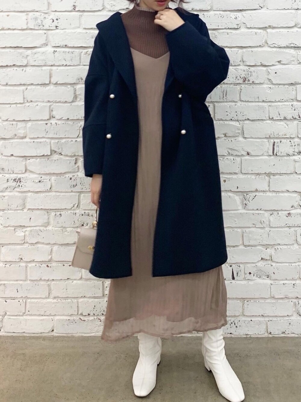 「スクエアバッグ、プチプラ、ロングワンピース、ネイビー、ワンピース、キャミワンピ、ベージュ、コート、デート、ブーツ」｜madomadoさん（レディース・161cm）の秋コーディネートの1枚目の写真