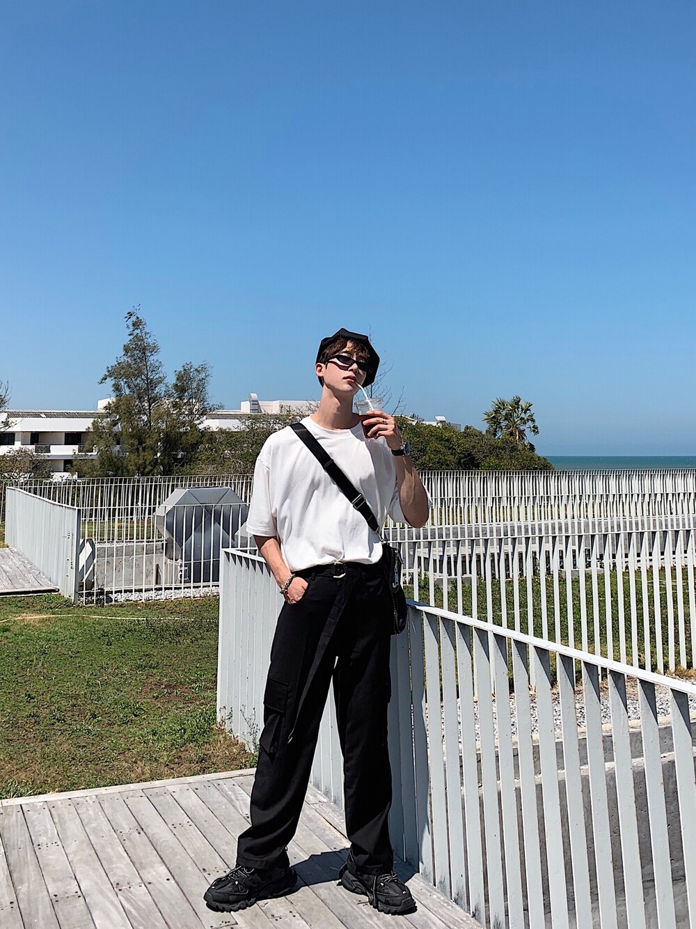 「韓国ファッション、BALENCIAGA」｜「NAMWOOKIMのアイテム（Tシャツ/カットソー、ホワイト系）」を使った、NAMWOOKIMさん（メンズ・182cm）の春コーディネートの1枚目の写真