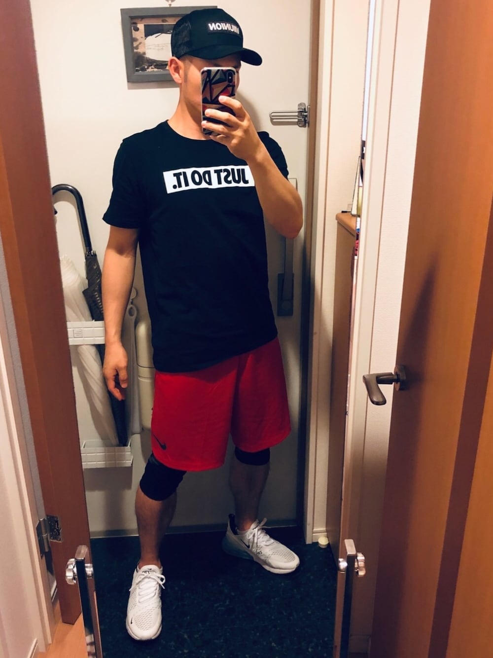 「シンプル、スニーカーコーデ、キャップ、NIKE、スポーツミックス、トレーニング、Tシャツ、スニーカー、ブラック、赤」｜「NIKEのNIKE / ナイキ JDI+Tシャツ 1（Tシャツ/カットソー、ブラック系）」を使った、GoUさん（メンズ・163cm）の春コーディネートの1枚目の写真