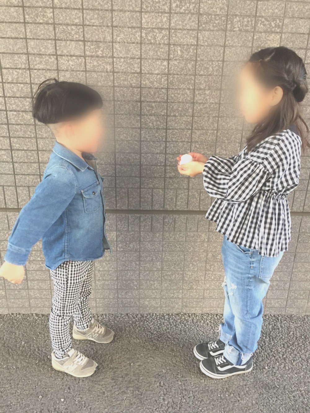 「こどもコーデ、グローバルワーク(GLOBAL WORK)、GU、VANS、New Balance、GAP、ギンガムチェック、デニム、姉弟リンクコーデ」｜「GLOBAL WORKの【キッズ】ウエストギャザーブラウス/782745 （シャツ/ブラウス、ホワイト系）」を使った、ai.u.e.o☺︎さん（キッズ・104cm）の夏コーディネートの1枚目の写真