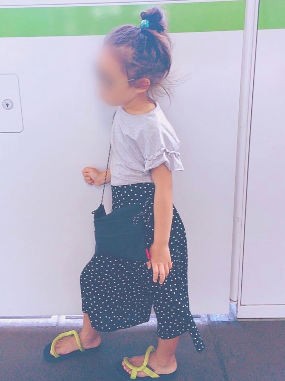 「こどもコーデ、シンプルコーデ、キッズファッション、ドット、サコッシュ、夏」｜「GUのアイテム（Tシャツ/カットソー、グレー系）」を使った、ai.u.e.o☺︎さん（キッズ・104cm）の夏コーディネートの1枚目の写真