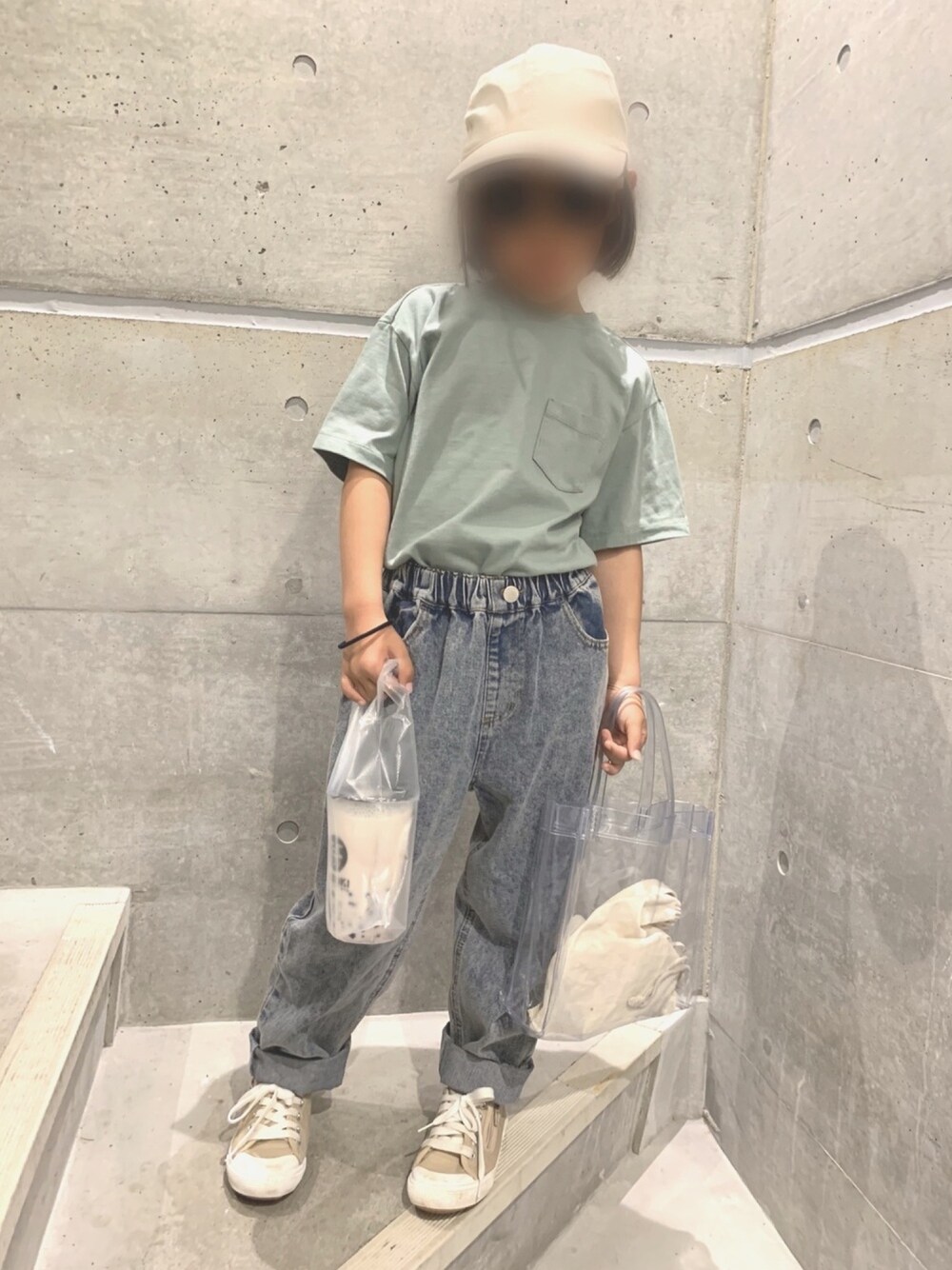 「シンプルコーデ、カジュアルコーデ、くすみグリーン、ケミカルウォッシュ、クリアバッグ」｜「UNIQLOのクロップドクルーネックT（半袖）（Tシャツ/カットソー、グリーン系）」を使った、ai.u.e.o☺︎さん（キッズ・104cm）の夏コーディネートの1枚目の写真