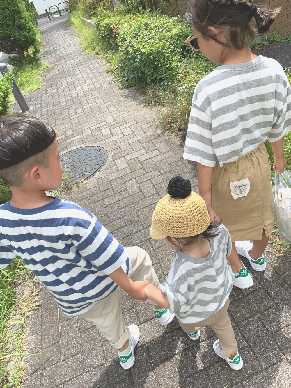 「シンプルコーデ、リンクコーデ、ベージュリンク、ボーダーリンク、アディダス(adidas)、スタンスミス」｜「UNIQLOのBOYS ボーダーポケツキT（半袖）（Tシャツ/カットソー、ブルー系）」を使った、ai.u.e.o☺︎さん（キッズ・104cm）の夏コーディネートの1枚目の写真