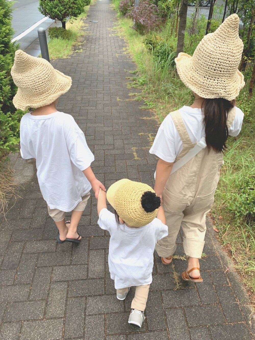 「シンプルコーデ、リンクコーデ、ホワイト×ベージュ、麦わら帽子」｜「GLOBAL WORKのキッズ【吸水速乾】ポケクルーTシャツ半袖/742782（Tシャツ/カットソー、ホワイト系）」を使った、ai.u.e.o☺︎さん（キッズ・104cm）の夏コーディネートの1枚目の写真