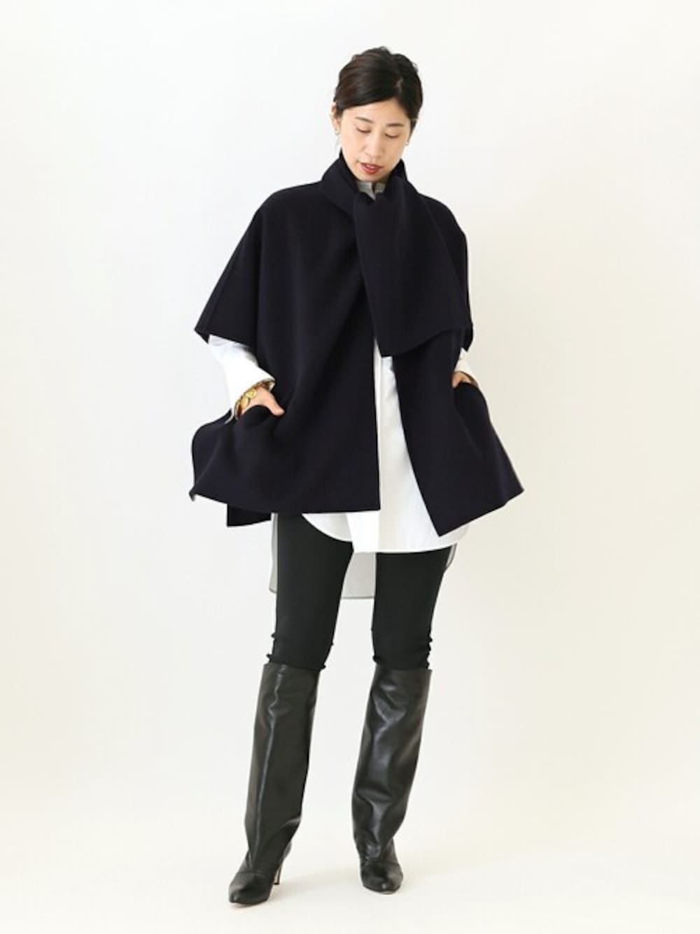 ホワイト系のシャツ/ブラウス、ブラック系のその他パンツ、ブラック系のブーツを着用したレディースの秋コーディネートの1枚目の写真