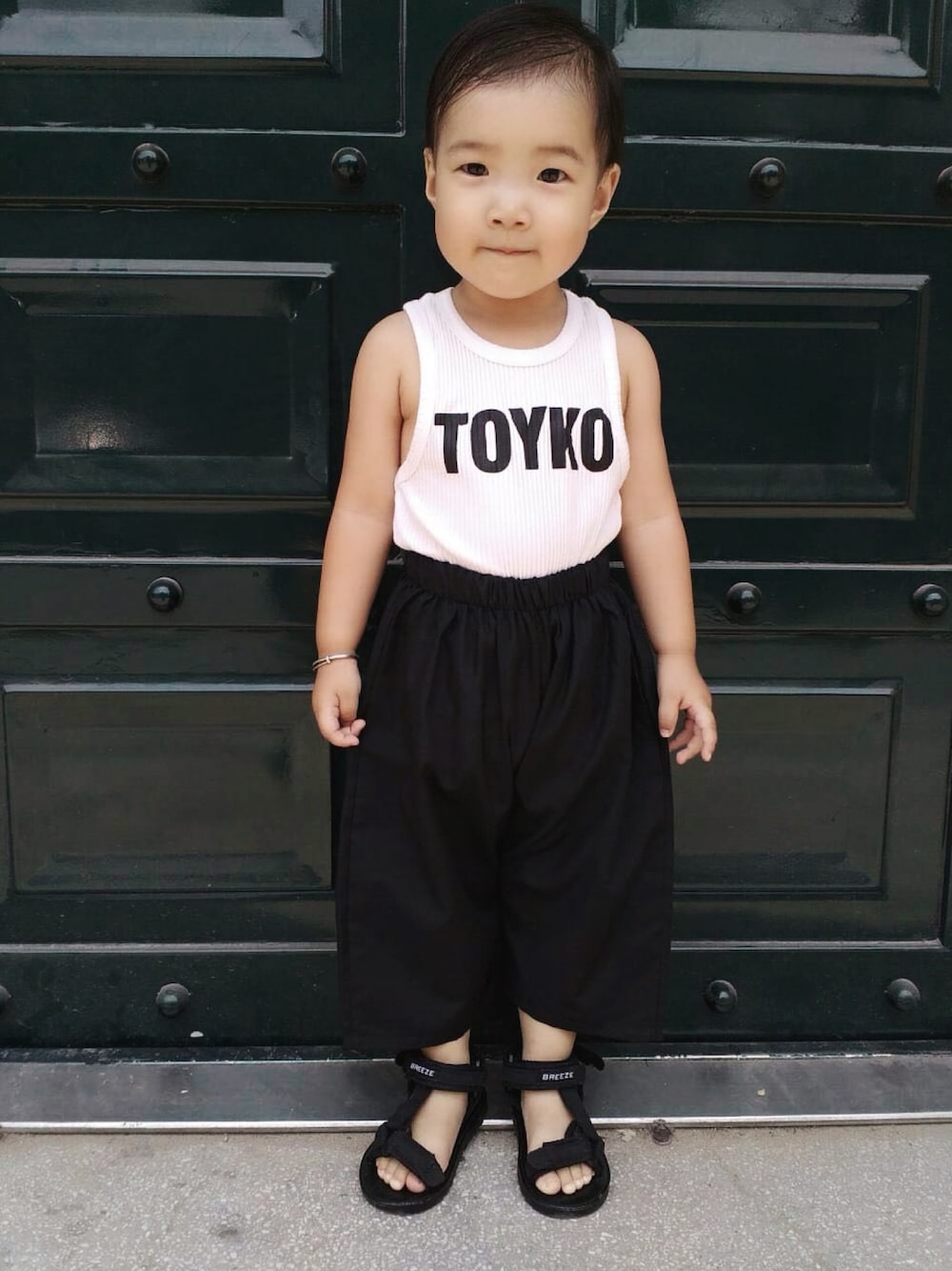「no brandのアイテム（チノパンツ、ブラック系）」を使った、puddingさん（キッズ・80cm）の夏コーディネートの1枚目の写真