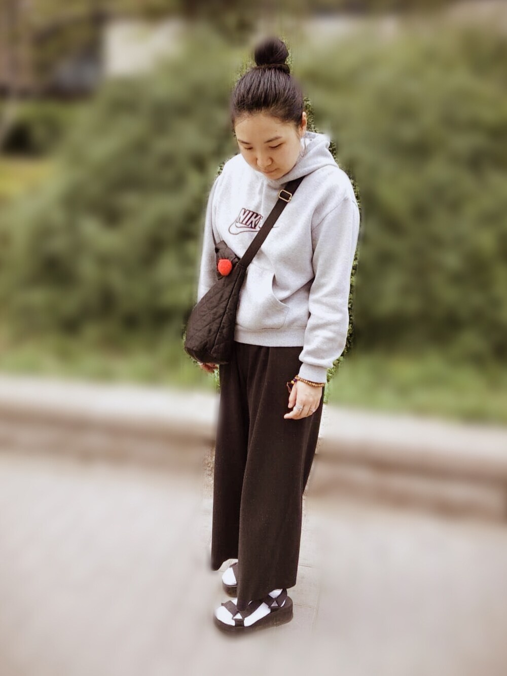 「NIKEのアイテム（パーカー、グレー系）」を使った、puddingさん（レディース・150cm）の春コーディネートの1枚目の写真