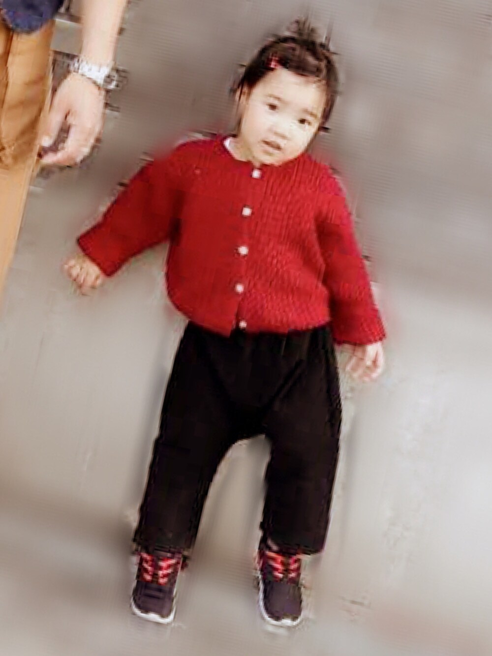 「♥️……のアイテム（ニット/セーター、レッド系）」を使った、puddingさん（キッズ・90cm）の春コーディネートの1枚目の写真