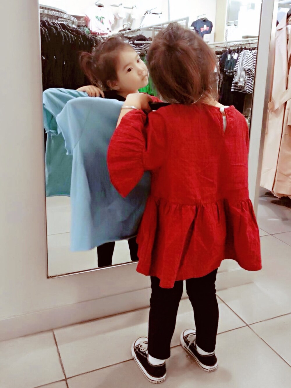 「no brandのアイテム（ワンピース、レッド系）」を使った、puddingさん（キッズ・90cm）の春コーディネートの1枚目の写真
